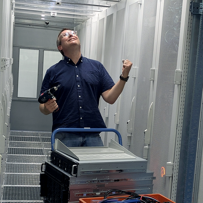 Wir verabschieden uns von Hardware-Colocation Christopher Möller in einem Serverraum, der zur Decke schaut
