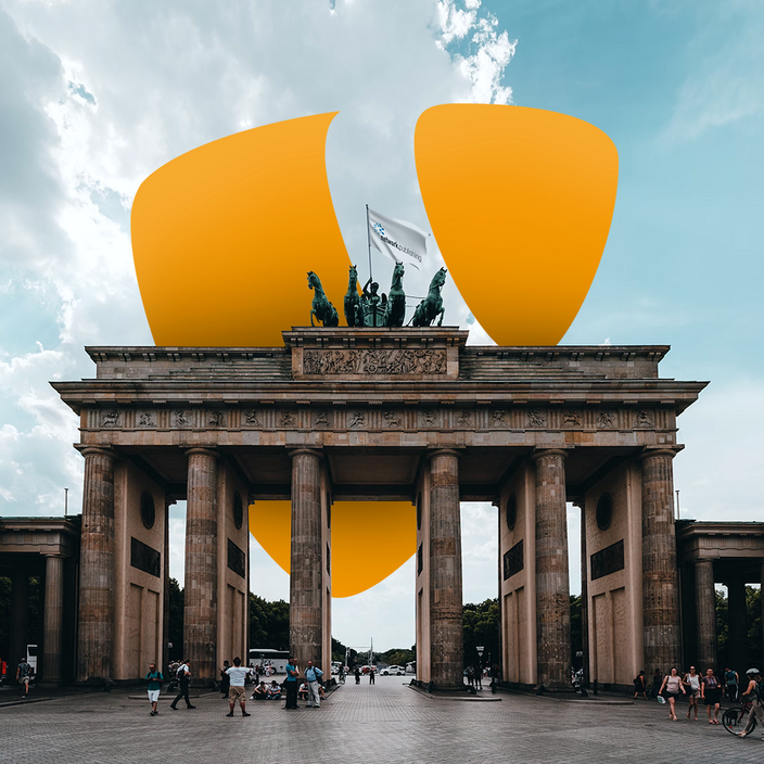 Government Site Builder 11 Brandenburger Tor mit TYPO3-Logo im Hintergrund